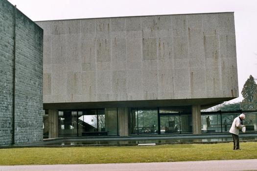 Le musée de Mariemont (cmmune de Manage) a remplacé en 1975 le château du 19e siècle incendié en 1960 et abrite des collections de l'Egypte, de la grèce, de Rome et de la Chine; son architecture évoque le style Le Corbusier