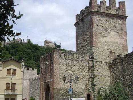 Les remparts médiévaux de la petite ville de Marostica (Vénétie)