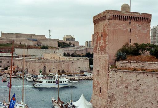 Les deux verrous du vieux port de Marseille: à l'avant-plan, la tour du fort Saint-Jean; en face, le fort Saint-Nicolas (Entrecasteaux)