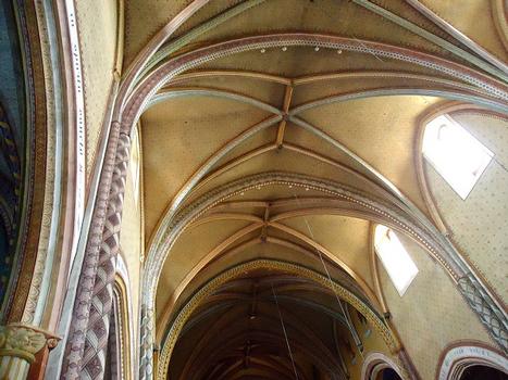 La nef et les voûtes gothiques de l'église Saint Maur de Martel (Lot)