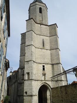 La façade de l'église Saint Maur, de Martel (Lot)