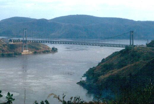 Vue générale du pont suspendu de Matadi sur le fleuve Congo (ex-Zaïre)