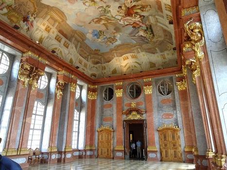 La salle de marbre, située dans l'aile sud-ouest de l'abbaye de Melk, doit sa décoration intérieure à l'italien Antonio Beduzzi