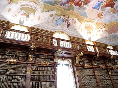 La bibliothèque de l'abbaye de Melk. La marqueterie des rayons, la fresque du plafond due à Paul Troger et les reliures assorties forment une unité harmonieuse