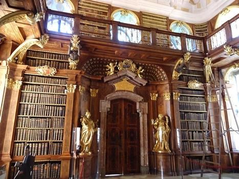 La bibliothèque de l'abbaye de Melk. La marqueterie des rayons, la fresque du plafond due à Paul Troger et les reliures assorties forment une unité harmonieuse