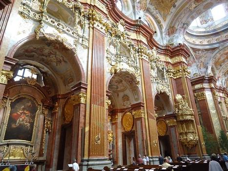 L'église abbatiale de Melk ressemble a un décor de théâtre. Le maître d'oeuvre en a été l'abbé Berthold Dittmayr (1700-1739) et les architectes Jakob Prandtauer puis Joseph Munggenast