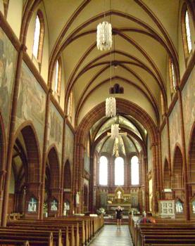 L'intérieur (néogothique) de l'église Saint Liévin, construite à la fin du 19e siècle, à Mettlach (Sarre)