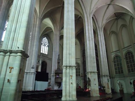 L'intérieur et les voûtes gothiques de l'église des Minorites, à Vienne