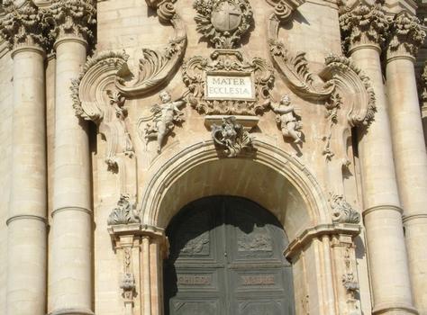 Détails de la façade et du portail du duomo San Giorgio (baroque) à Modica alta (province de Raguse)