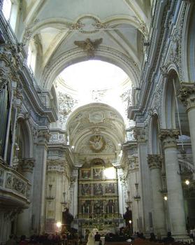 La nef centrale et le choeur du duomo San Giorgio à Modica alta (Sicile)