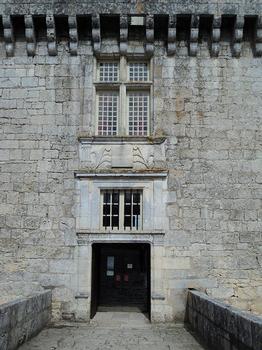 La façade et le portail d'entrée du château de Monbazillac (Dordogne)