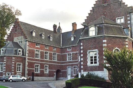 Le château de Monceau, à Monceau-sur-Sambre (Charleroi): la cour intérieure et l'aile occidentale du château