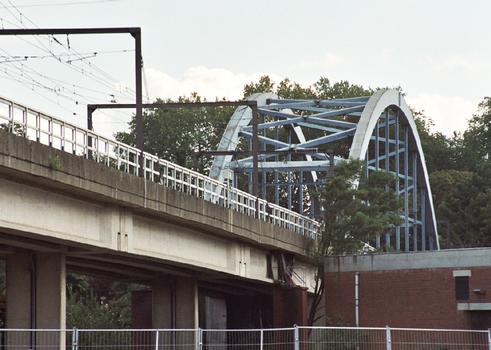 Le pont métallique du métro de Charleroi sur la Sambre à Monceau-sur-Sambre (commune de Charleroi)