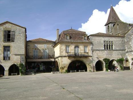 La place des Cornières et ses arcades anciennes, à Monpazier (Dordogne)