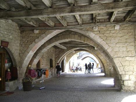 Les arcades anciennes et leur charpente, place des Cornières à Monpazier (Dordogne)