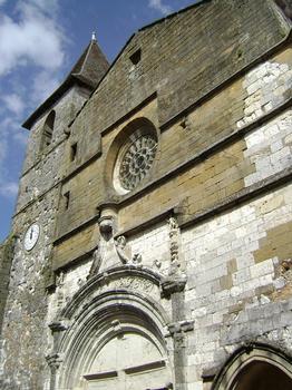 La façade et le portail de l'église Saint Dominique de Monpazier (Dordogne)