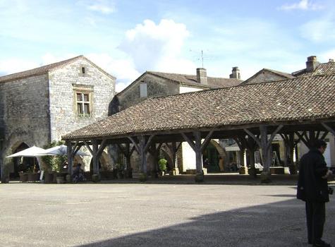 Les halles anciennes et leur charpente, sur la place des Cornières de Monpazier (Dordogne)