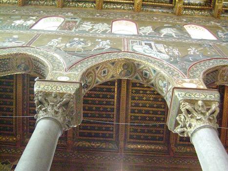 La nef, les murs et les colonnes de la cathédrale (duomo) de Monreale (Sicile)