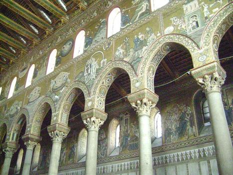 La nef, les murs et les colonnes de la cathédrale (duomo) de Monreale (Sicile)