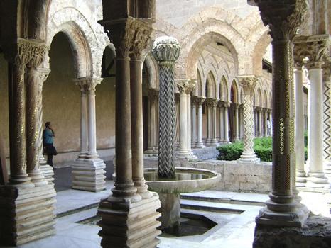 Le cloître bénédictin de style arabo-normand de la cathédrale (duomo) de Monreale