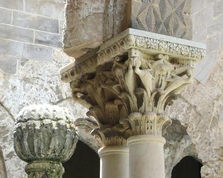 Détails des chapiteaux des colonnes du cloître bénédictin de la cathédrale (duomo) de Monreale