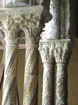 Détails des chapiteaux des colonnes géminées du cloître bénédictin de Monreale