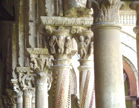 Détails des chapiteaux des colonnes géminées du cloître bénédictin de Monreale