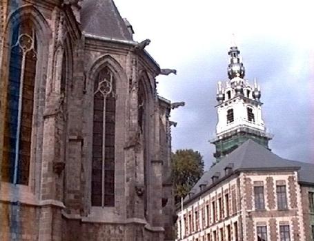 Le chevet de la collégiale Sainte Waudru, à Mons. Au fond, le beffroi Renaissance
