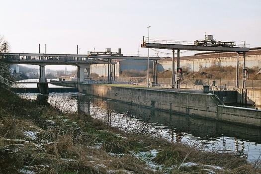 Le barrage-écluse de Montignies-sur-Sambre (commune de Charleroi), et sa galerie de service, sur la Sambre