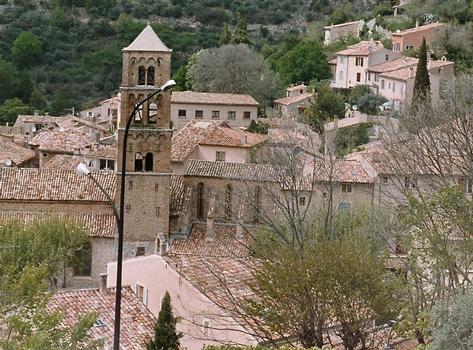 Le clocher roman de l'église de Moustiers-sainte-Marie (Alpes de Hte Provence)