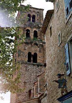Le clocher de l'église de Moustiers-sainte-Marie