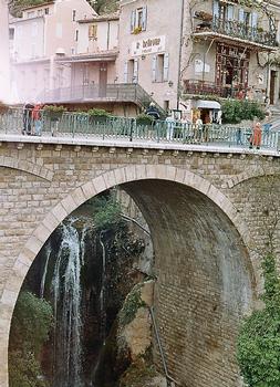 Le pont routier au centre de la cité de Moustiers-Sainte-Marie (Alpes de Hte Provence)