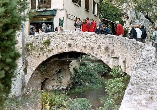 Le pont piétonnier en pierres de Moustiers-Sainte-Marie, au nord de la cité