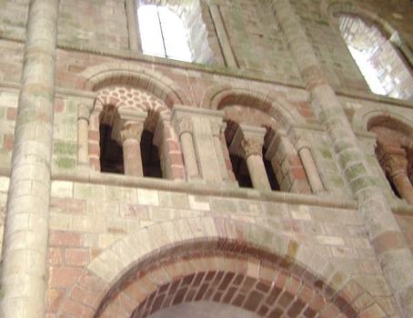 L'intérieur de l'église abbatiale (romane) du Mont-saint-Michel