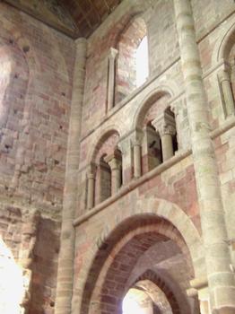 L'intérieur de l'église abbatiale (romane) du Mont-saint-Michel