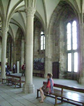 La salle des chevaliers et ses voûtes gothiques dans l'abbaye du Mont-saint-Michel