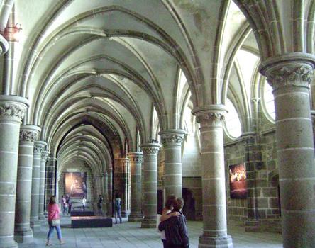 La salle des chevaliers et ses voûtes gothiques dans l'abbaye du Mont-saint-Michel