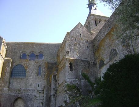 Les murs extérieurs et les contreforts de l'abbaye du Mont-saint-Michel
