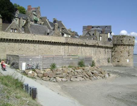 Vue générale de l'abbaye du Mont-saint-Michel et de ses remparts