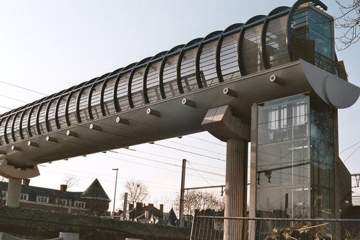 Footbridge in Namur connecting Boulevard Cauchy and Rue d'Herbatte across railroad lines