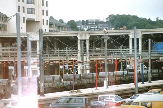 La structure à deux étages, au-dessus des voies, de la gare de Namur