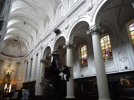 L'intérieur et les voûtes de l'église Notre-Dame-du-Finistère, à Bruxelles (18e siècle)