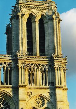 La façade et les tours de la cathédrale Notre-Dame de Paris