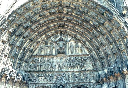 Le chevet et les portails de la cathédrale Notre-Dame de Paris