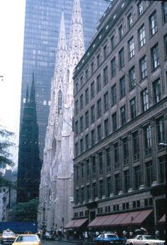La cathédrale (catholique) Saint Patrick, sur la 5e avenue, à New York