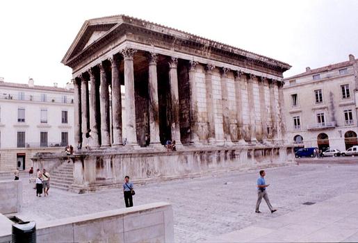 La Maison Carrée, temple romain de l'époque d'Auguste, à Nîmes (Gard)