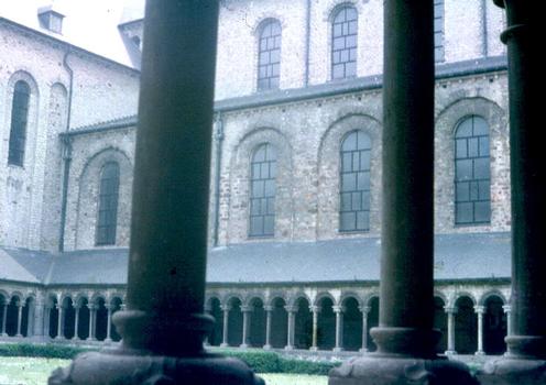 Le cloître (roman) de l'abbaye Sainte Gertrude de Nivelles (Brabant wallon)
