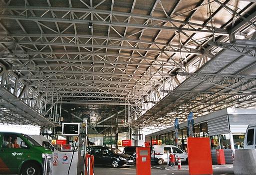 La structure métallique de la station autoroutière d'Orival à Nivelles, sur l'autoroute E19 (Bruxelles-Mons)