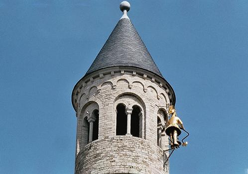 Une des deux tourelles de façade de la collégiale Sainte Gertrude à Nivelles