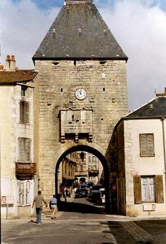 La porte d'Avallon, partie des remparts médiévaux de Noyers-sur-Serein (Yonne)